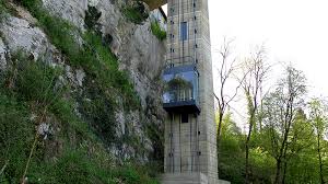 Lift berkaca di dekat Air Terjun Rhein