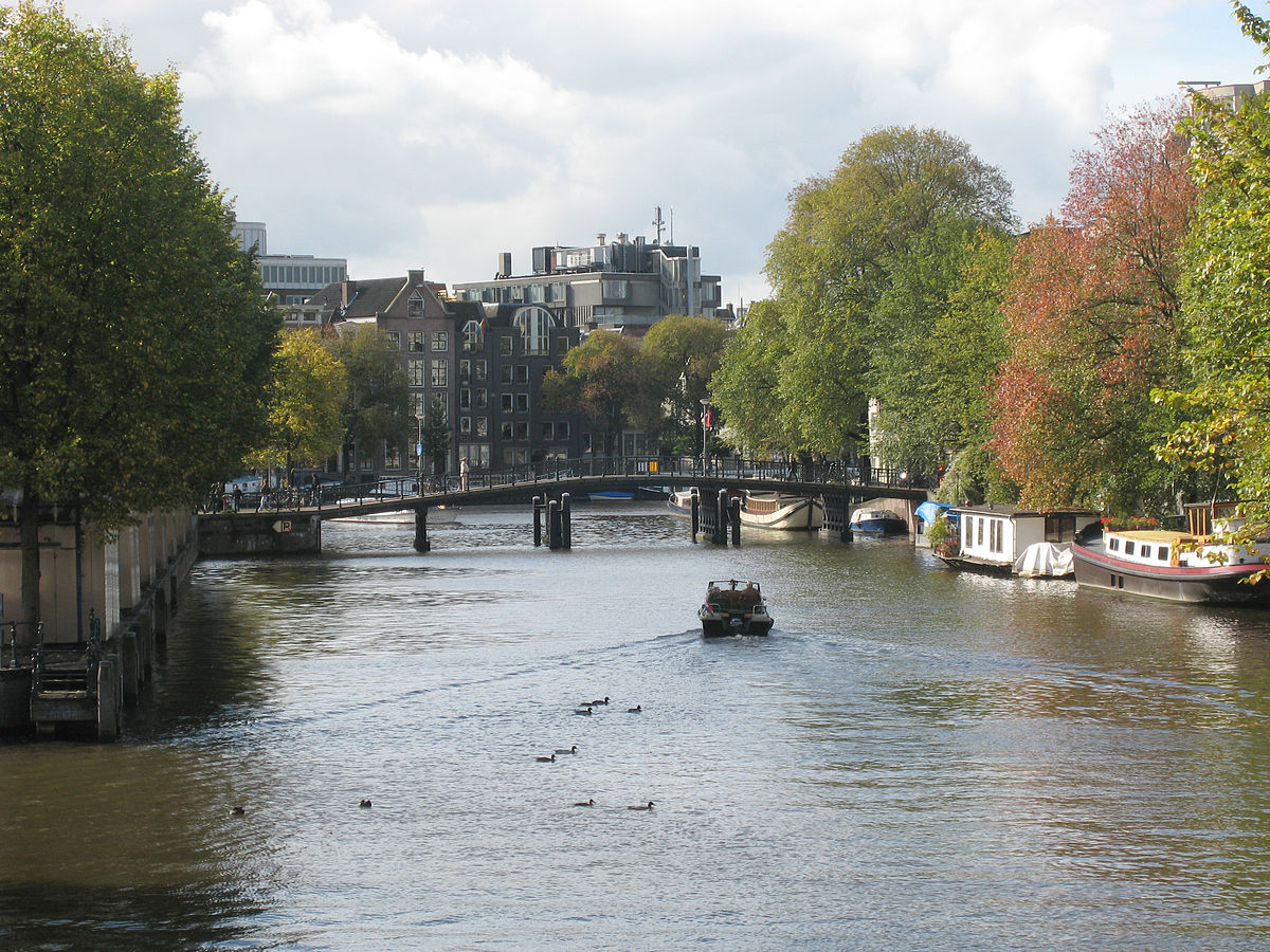 zwanenburgwal canal amsterda,
