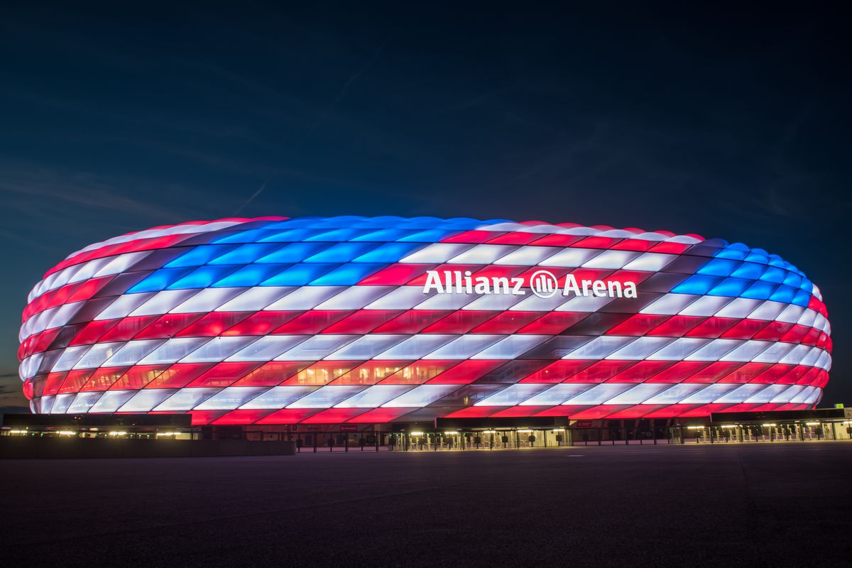 Eksterior Allianz Arena yang Bercahaya