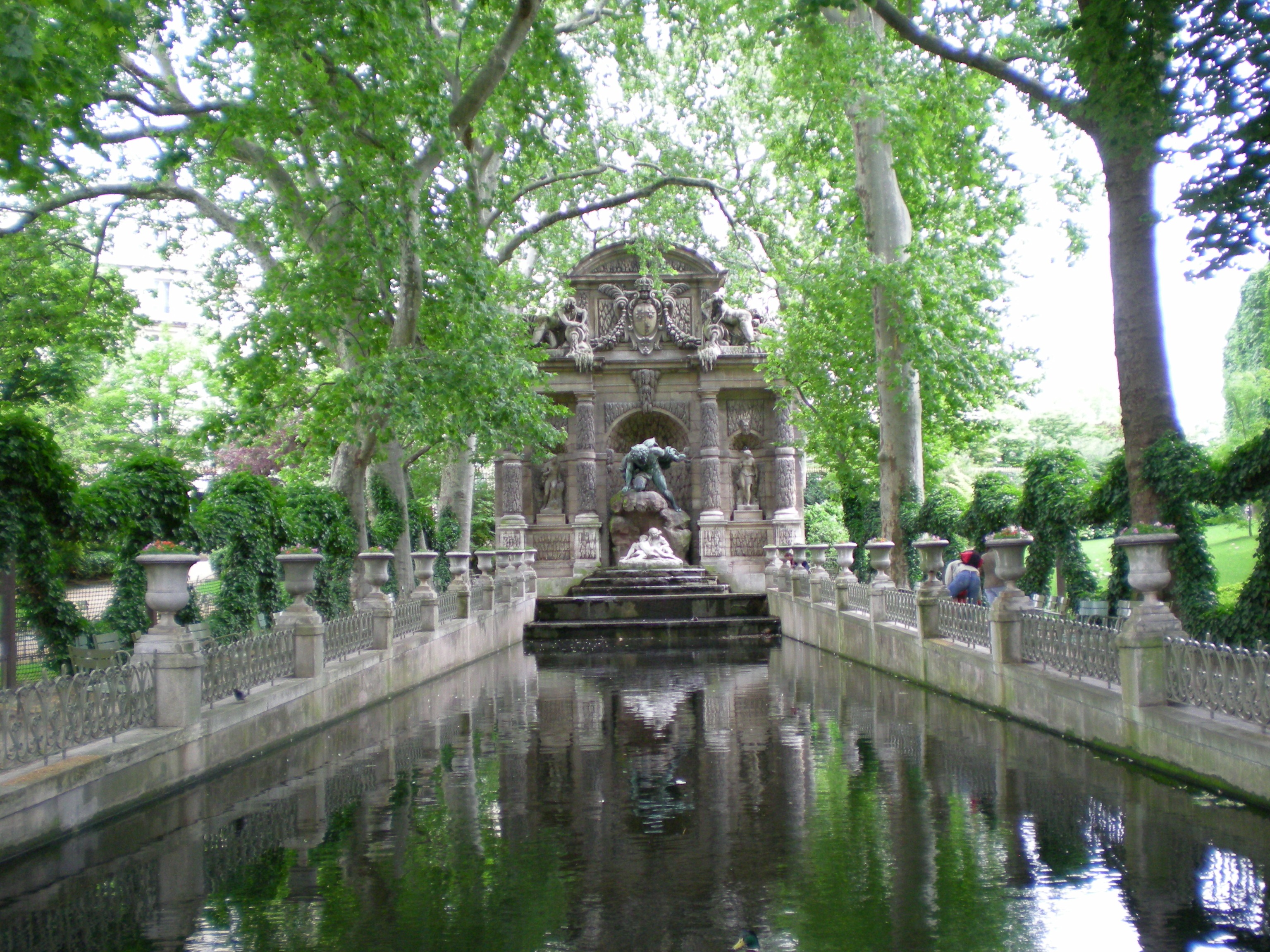 Air Mancur Medici Yang Semakin Membuat Taman Luxembourg Terkenal