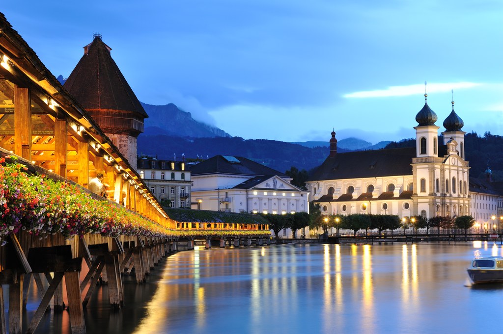 Lampu di Kapellbrucke Bridge saat malam