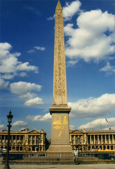 Luxor Obelisk yang diberikan dari Mesir