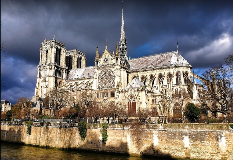 Katedral Notre-Dame de Paris, Salah Satu Gereja Tertua Di Dunia Dengan Pemandangan Paris Yang Luar Biasa