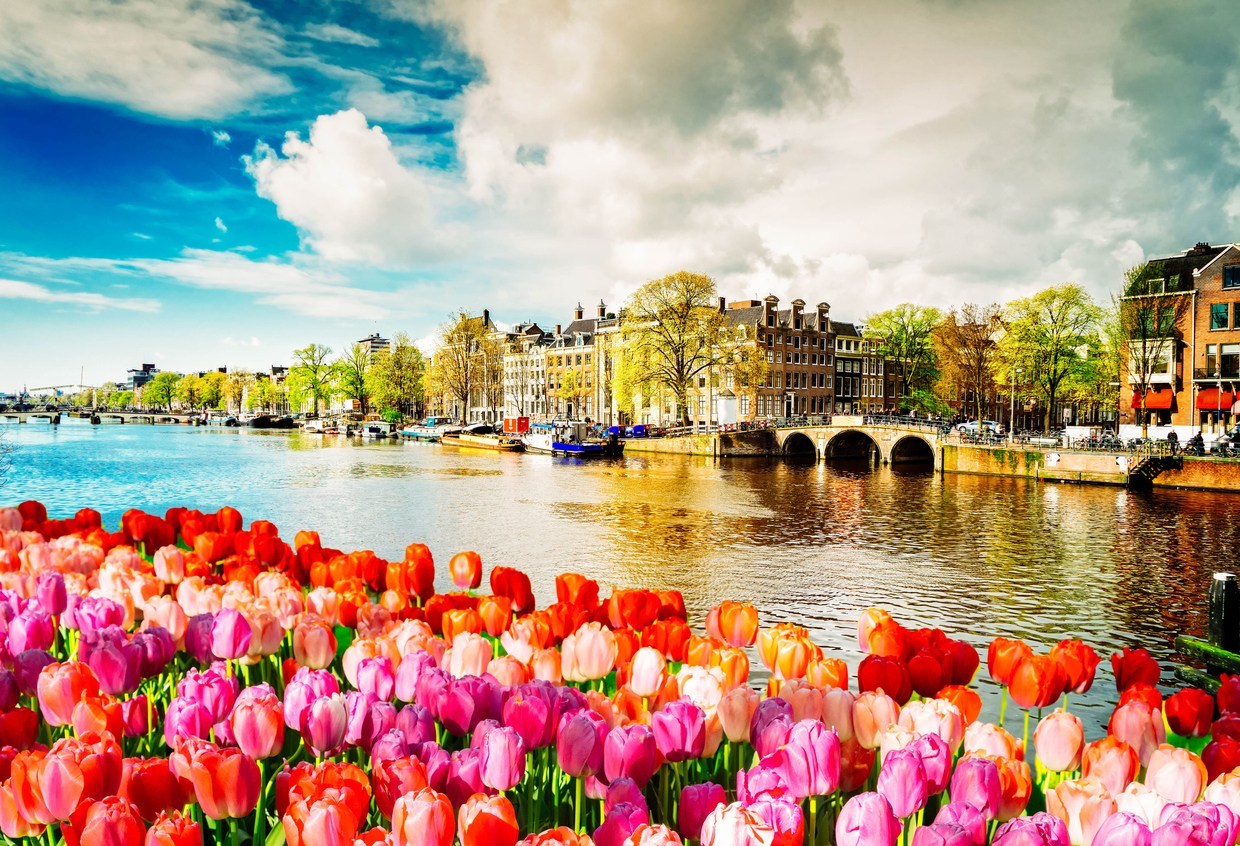 Paket Tour Eropa Barat Wisata Muslim April 8 Hari 7 Malam / Musim Semi (Spring) 2022